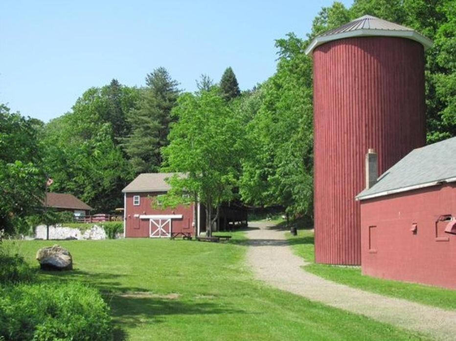 Welcome To Hat City Danbury, A Suburban Retreat Exterior foto
